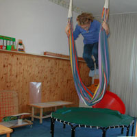 Kind lernt 1x1 mit Trampolin